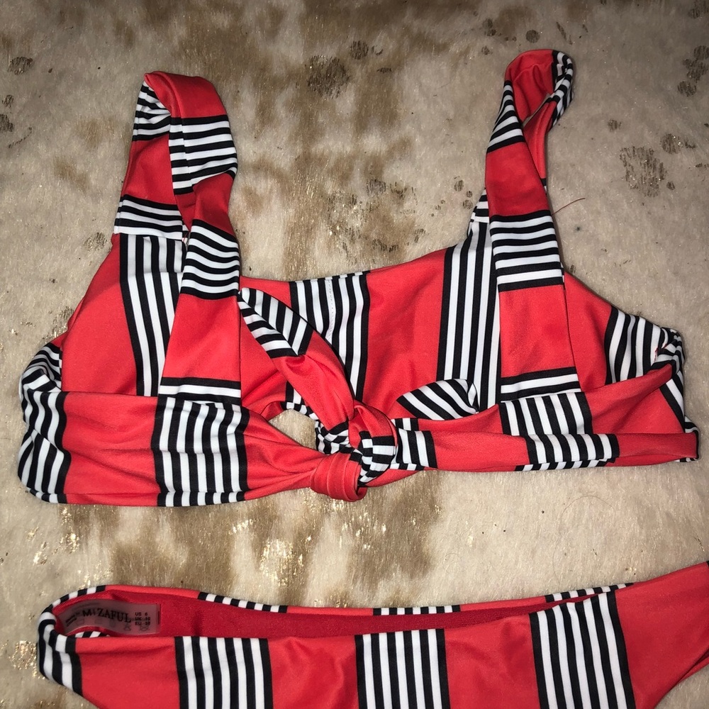 Bikini - Picture 3 of 3